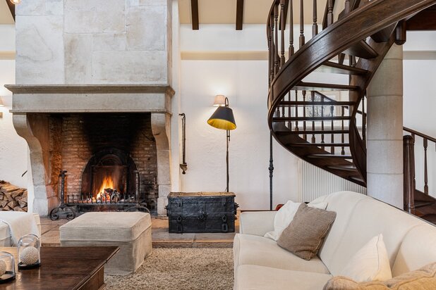 Riant landhuis met bijgebouwen op een perceel van 12 hectare