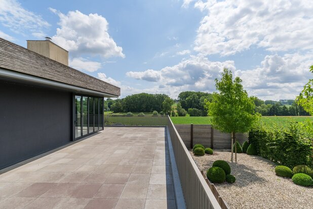 Magazijn met een luxueuze gezinswoning in het landelijke Mater