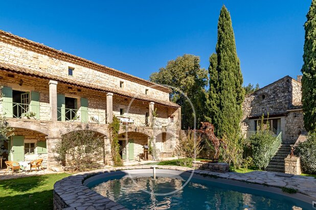 Authentieke 18e-eeuwse stenen boerderij te koop aan de poorten van Uzès