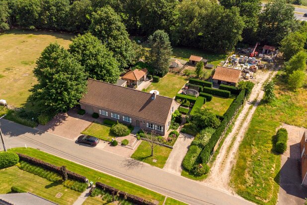 Uitzonderlijke woning met 6 slaapkamers op perceel van 37 are.