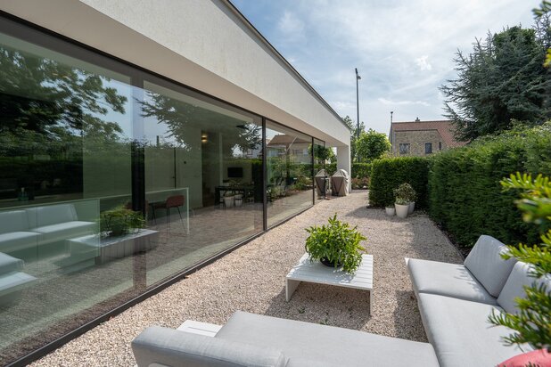 Prachtige hedendaagse villa met zonnige tuin en terrassen op fietsafstand van de zee.