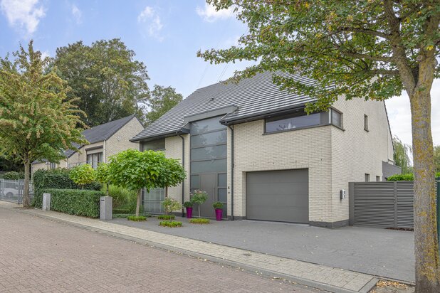 Luxueuze villa in autoluwe omgeving nabij invalswegen.