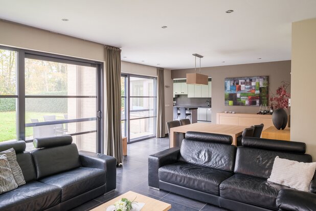 Kwaliteitsvolle gezinswoning met 5 slaapkamers en zwembad!