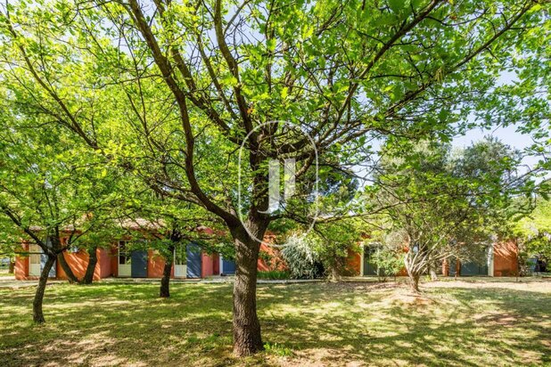 Charming Provencal-style single-storey house for sale in Roussillon.