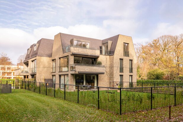 Moderne penthouse met zonneterras omgeven door groen