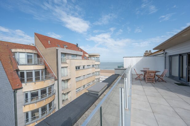 Opportunity: rare duplex penthouse with an exceptionally large sun terrace and panoramic views of the sea and the Zoute…