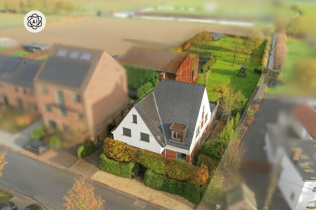 Stijlvolle gerenoveerde woning met loods in Zwevegem