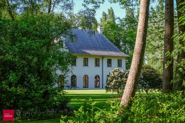 Instapklaar villa-landhuis in landelijke omgeving (arch. Lionel Jadot)