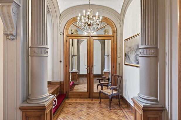 Monumentaal herenhuis met parkeerplaatsen in het hart van Gent