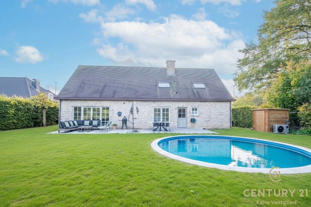 Praktisch gelegen, perfect onderhouden villa met zwembad