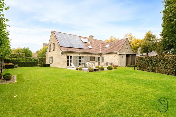 Mooi onderhouden goedgelegen villa met tuin.