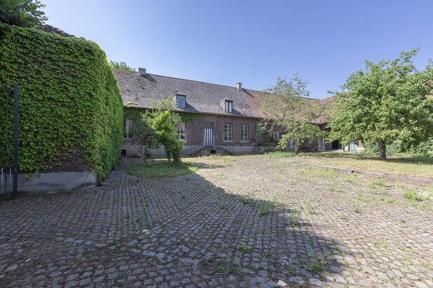 Hoeve met geplaveide binnenplaats in Sint-Katherina-Lombeek