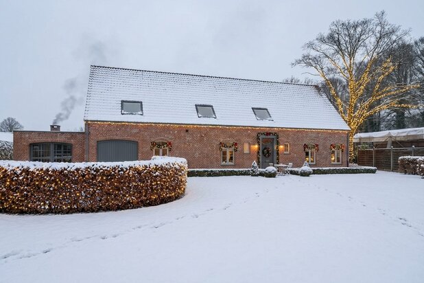 Heropgebouwde langgevelhoeve met bijgebouw op perceel van 4.504m² te Herentals!