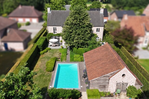 Exclusieve villa van 374m² op 16 are met openluchtzwembad