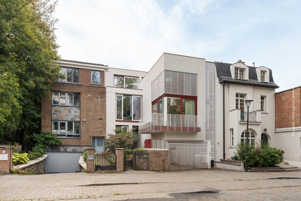 Ukkel, modern huis met vrij beroep