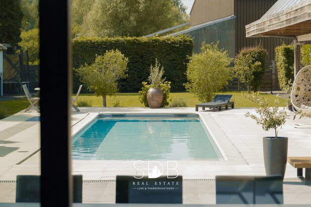 Prachtige hedendaagse villa met gezinstuin en zwembad op 1.387m²