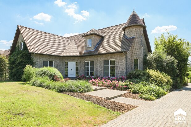 Instapklare villa midden in het groen te koop in Lommel!