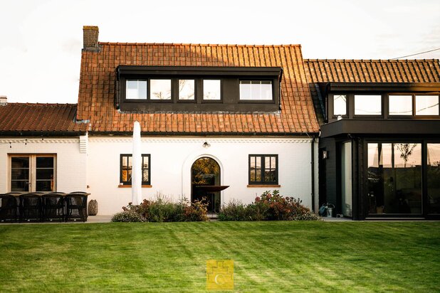 knap gerenoveerde gezinswoning, landelijke stijl met eigentijdse toets, met zonnige tuin en parking