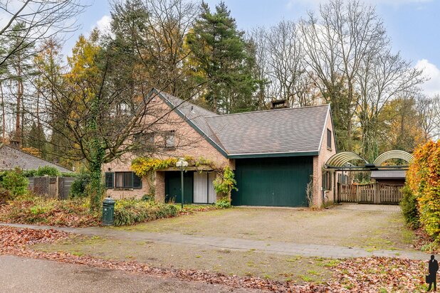 Residentieel gelegen te renoveren villa op ca. 2415m².