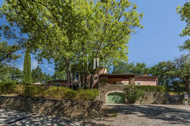 Dominante villa met zicht op Lacoste en Bonnieux te koop met zwembad, tennis en uitzicht