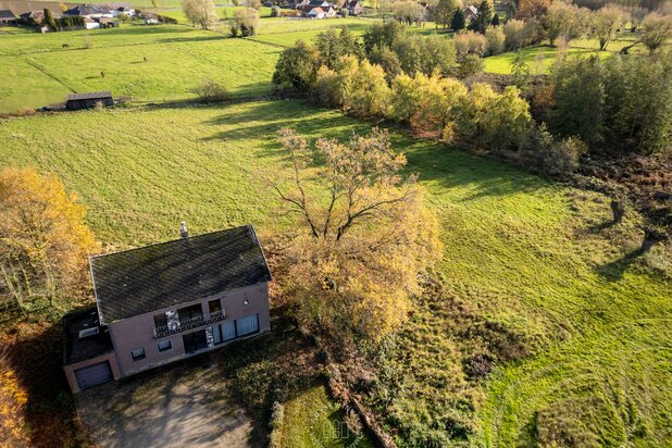 Rustig gelegen, te verkavelen, grond met achterliggend groen