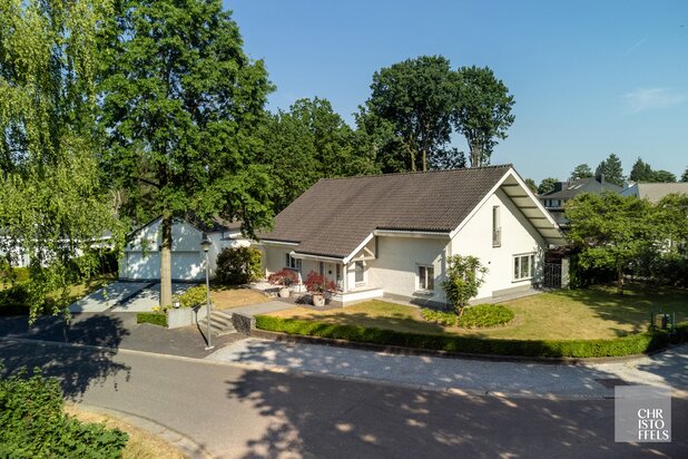 Villa with indoor swimming pool located in a sought-after residential area on a 1,827 m² plot.