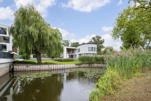 Ruim en luxueus villa-appartement in een groene omgeving