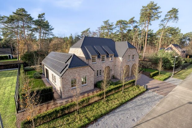 Ruim ingedeelde en kwalitatief afgewerkte villa op een mooi perceel met naastgelegen bouwgrond.