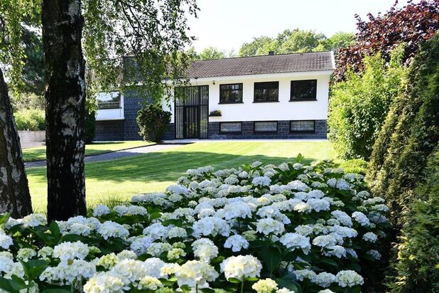Maison d'architecte spacieuse avec beau jardin