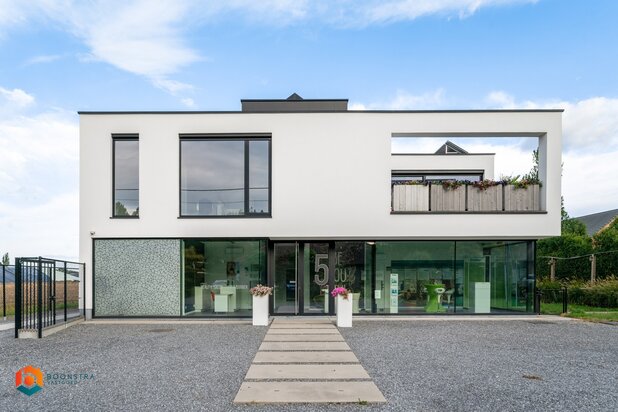 Exclusieve moderne villa met handelsruimte te Schriek