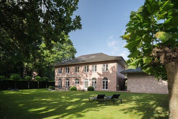 Vrijstaande villa (363 m²) met ruim bijgebouw op een gunstig perceel van 1.205 m²