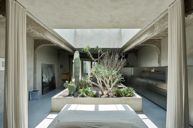 Uniqum - Architectuur tot op haar essentie. Een bijzonder doordacht brutalistisch appartement met tuin op een gegeerde locatie nabij het Sint-Pietersstation.