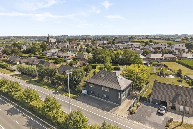 TOPgelegen commerciële eigendom met grote parking.
