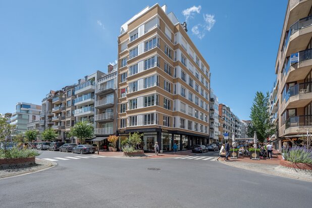 Appartement de coin contemporain, idéalement situé au calme à quelques pas de la mer.