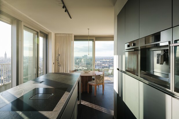 Luxe penthouse (bj. 2021) met twee kamers en een uitzonderlijk terras met panoramisch zicht over Gent en zijn torens.