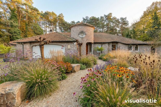 Spaanse villa met 3 slaapkamers en bureau op 2874 m²