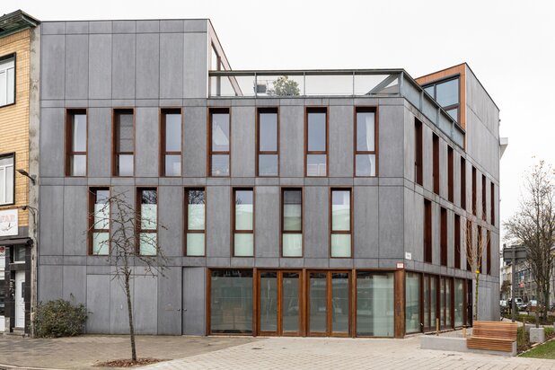 Architecturale hoekwoning met dakterras, tuin en garage
