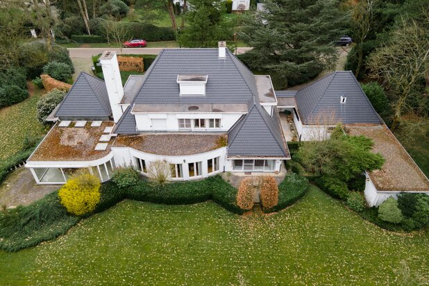 Te renoveren villa op toplocatie, voorkant Schilde