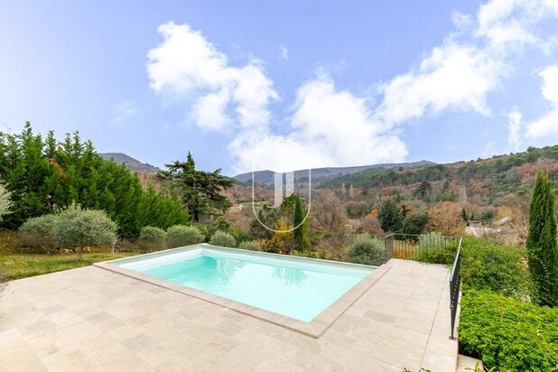 Set of 2 villas with swimming pools for sale in the Luberon