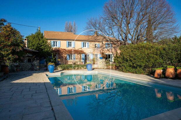 Grote Historische Provençaalse Boerderij te Koop in Visan, met Zwembad en Open Uitzichten