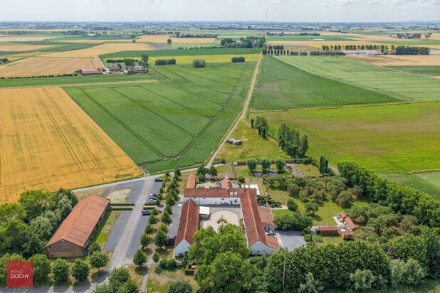 Maison de campagne unique avec possibilités d'exploitation à la frontière avec la France