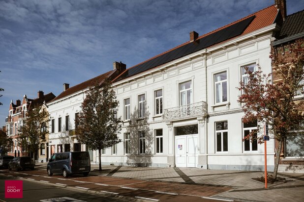 Ruime gerenoveerde stadswoning met karakter