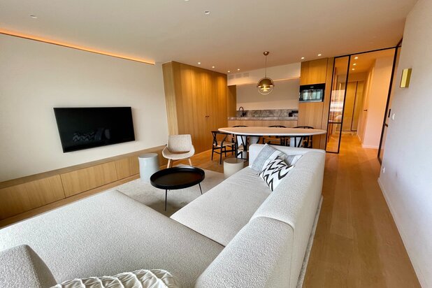 Prachtig afgewerkt, gemeubeld twee slaapkamer appartement heel goed gelegen op de Kustlaan.