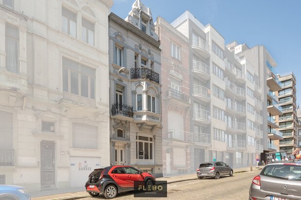 Gerenoveerd duplex-appartement op 50m van de zee.