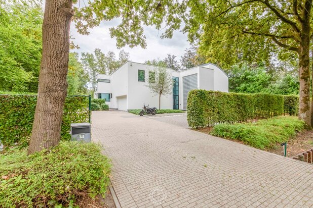 Architecturale villa met prachtige tuin en zwembad