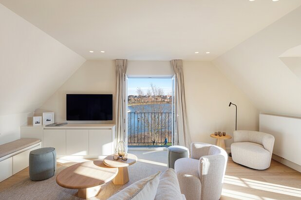 Ready-to-move-in top-floor apartment with open views of Lake Zegemeer