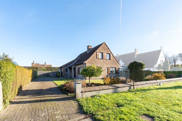 Alleenstaande woning met grote tuin te koop in Knokke-Heist!