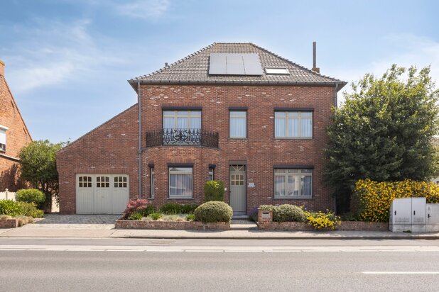 Karakteristieke villa met prachtige tuin en 3 garages