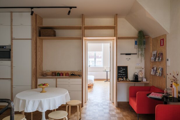 Bijzonder duplexappartement (240 m²) met vier slaapkamers, telkens met eigen sanitair en buitenruimte, gelegen in een kleinschalige residentie nabij het Zuid.