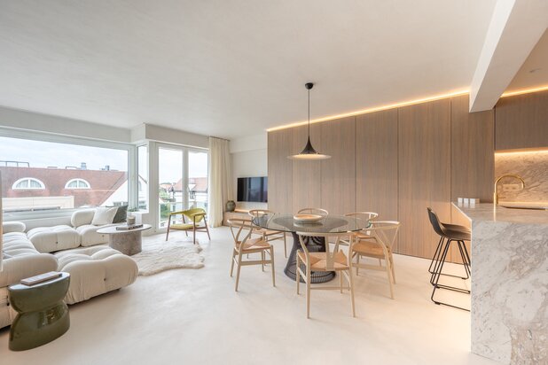 Prachtig gerenoveerd appartement met mooie zichten op een toplocatie vlakbij de winkels en het strand.